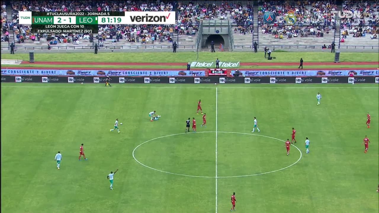 ¡Expulsión! El árbitro saca la roja directa a Alan Mozo.