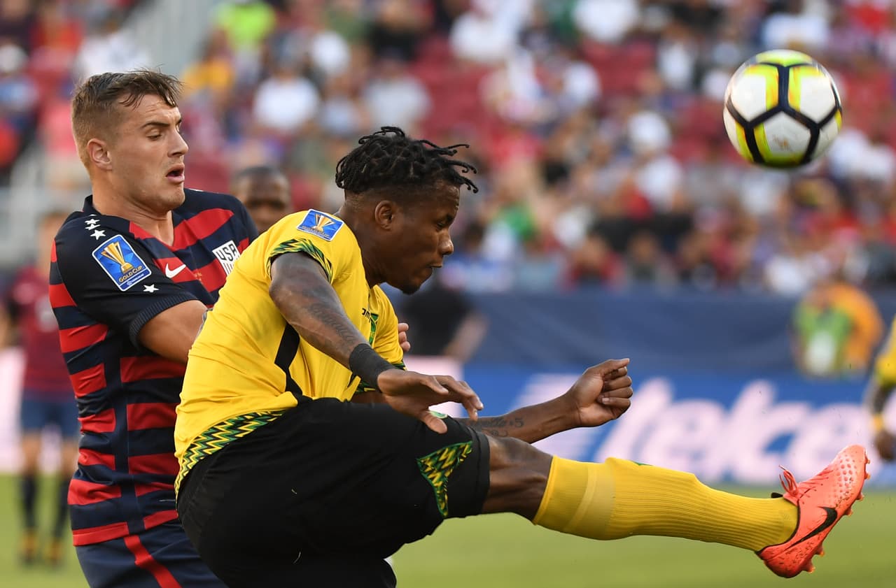 Fue un partido duro con muchas jugadas ríspidas en el que se marcaron 33 faltas y se mostraron 5 tarjetas de amonestación.