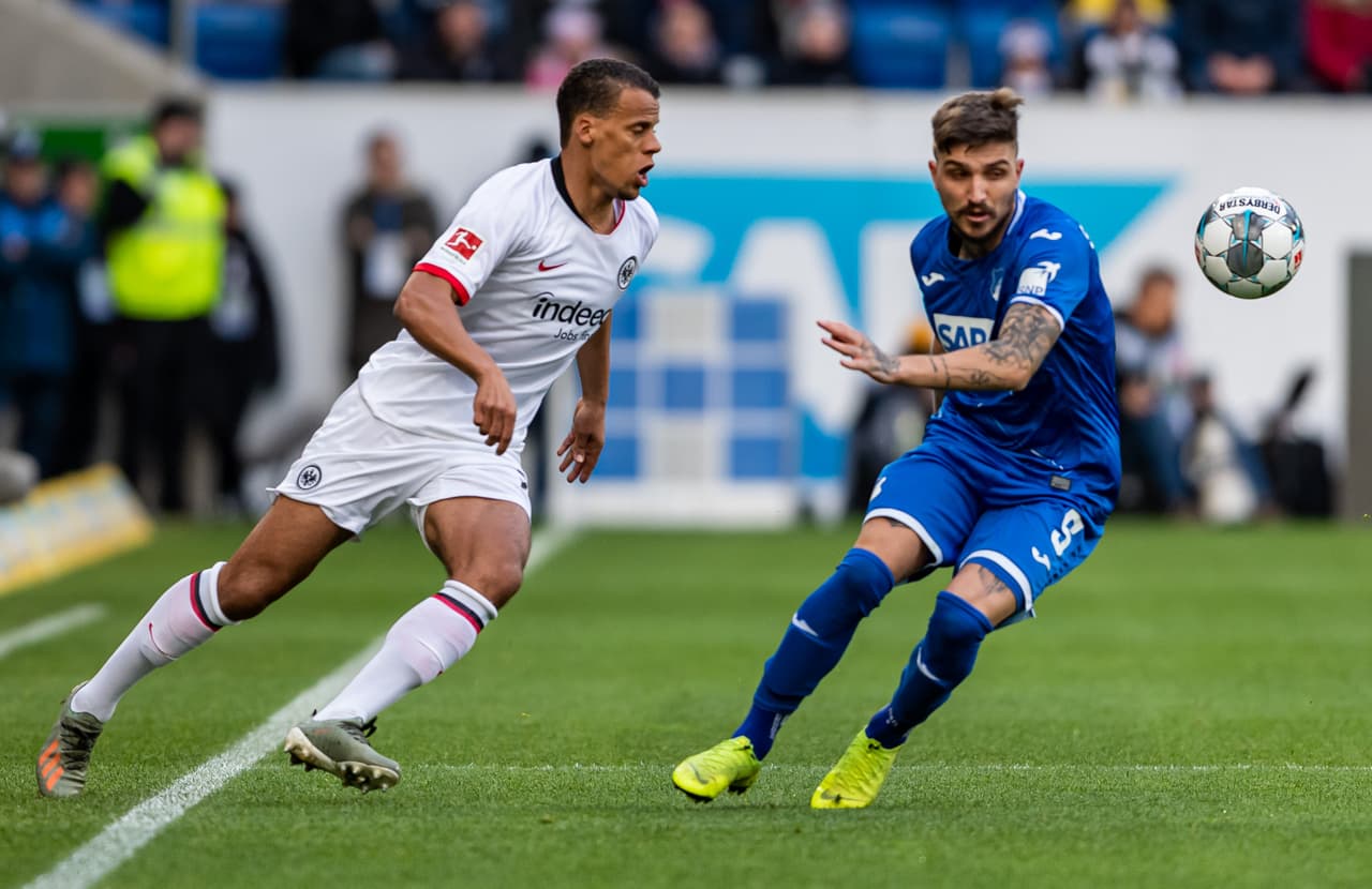 Dost (18’) abrió el marcador para Frankfurt, Stafylidis (48’) emparejó el encuentro y Chandler (62’) anotó el gol de la victoria.