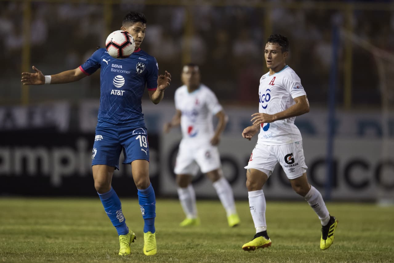 Pero el partido llegaba a su punto medio y la oncena salvadoreña seguía estoica, aguantando los embates y no permitiendo que el Monterrey sacara provecho de sus condiciones.