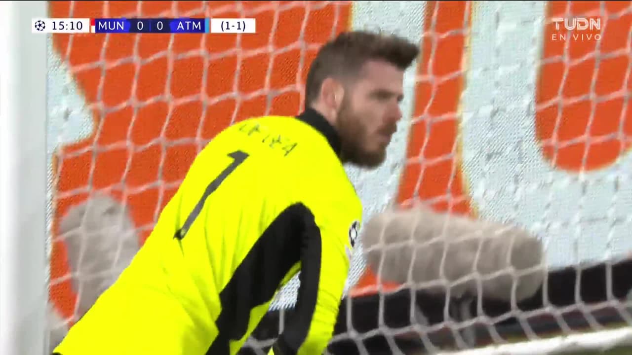 ¡TIRO ATAJADO! disparo por Rodrigo de Paul.