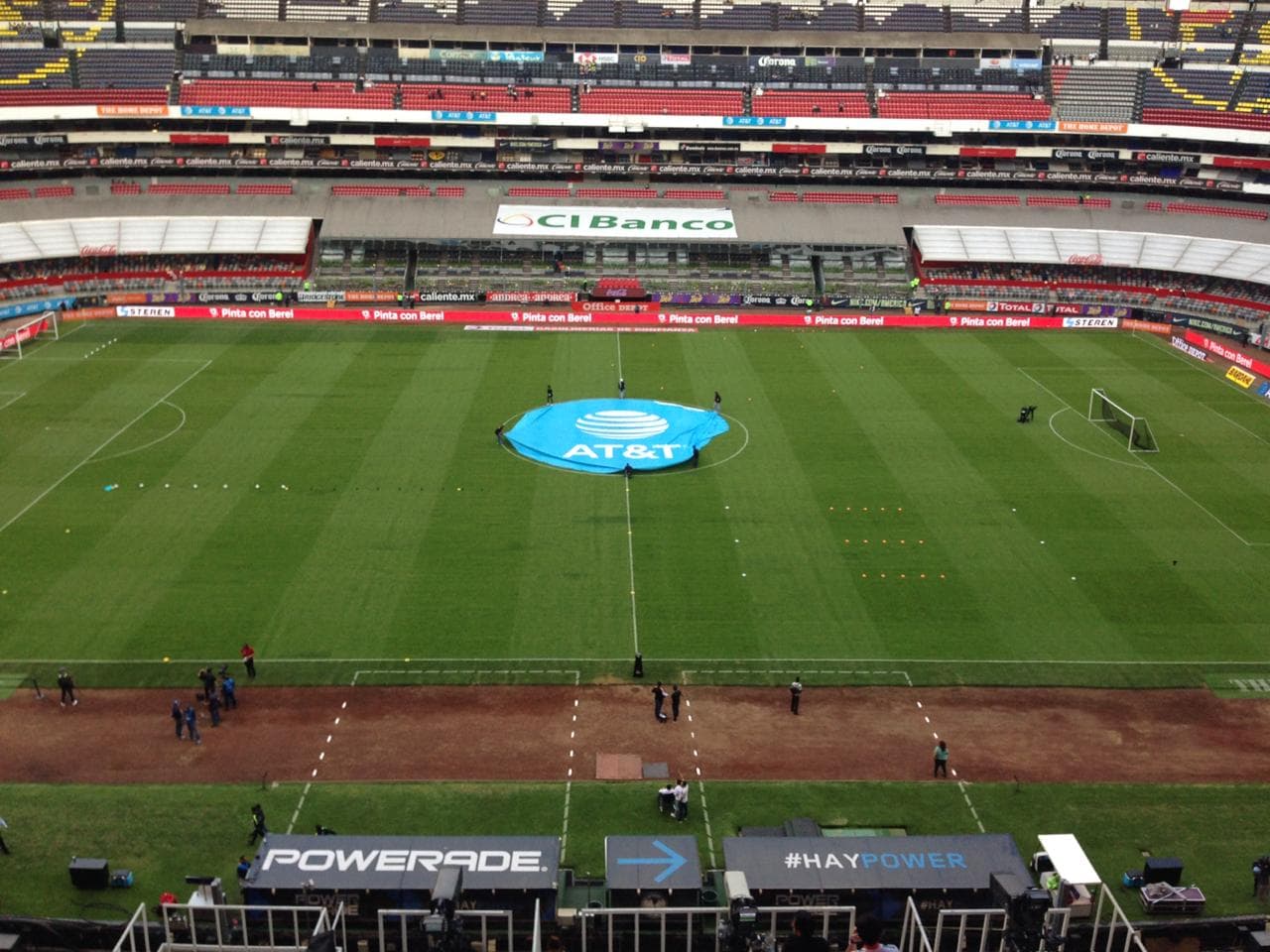 En perfectas condiciones la cancha del Estadio Azteca para el partido.