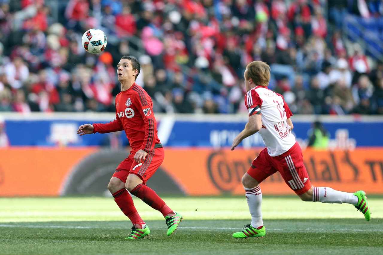 Will Johnson (volante central, Toronto FC) | Su primer partido fue una prueba difícil, enfrentando a tal vez el mejor mediocampo de la liga. Johnson aportó equilibrio y buena distribución.