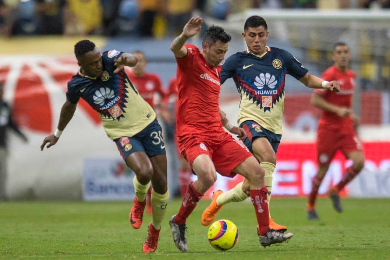 Toluca presionó al rival, se fue al ataque y se valió del agotamiento de jugar con un hombre de más para dominar las acciones.