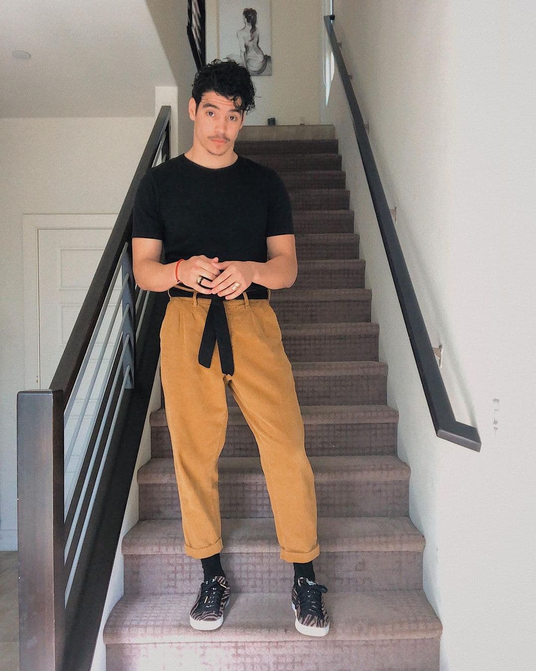 Domínguez siguió sin molestarse cuando respondió en una publicación eliminada desde entonces: “Buenos días. Estos niños no se toman un descanso ".