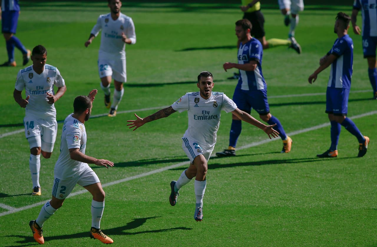 En la jugada posterior al empate, una falta de entendimiento entre Pacheco y la defensa local propició que el balón le quedara franco a Ceballos que buscó el hueco para superar a la zaga alavesa.