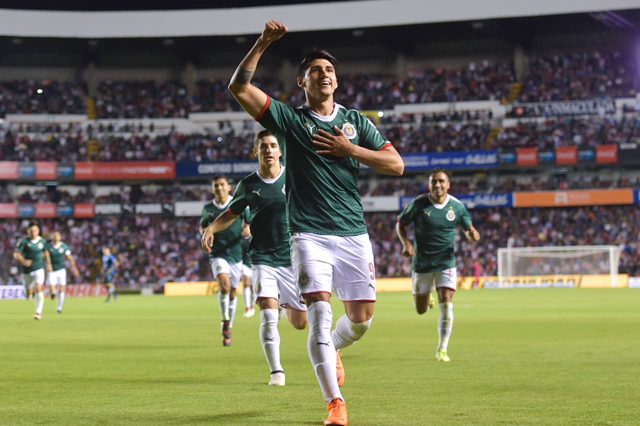 El delantero recibió un balón al borde del área y en dos tiempos logró rematar con el empeine al palo más lejano de Volpi.