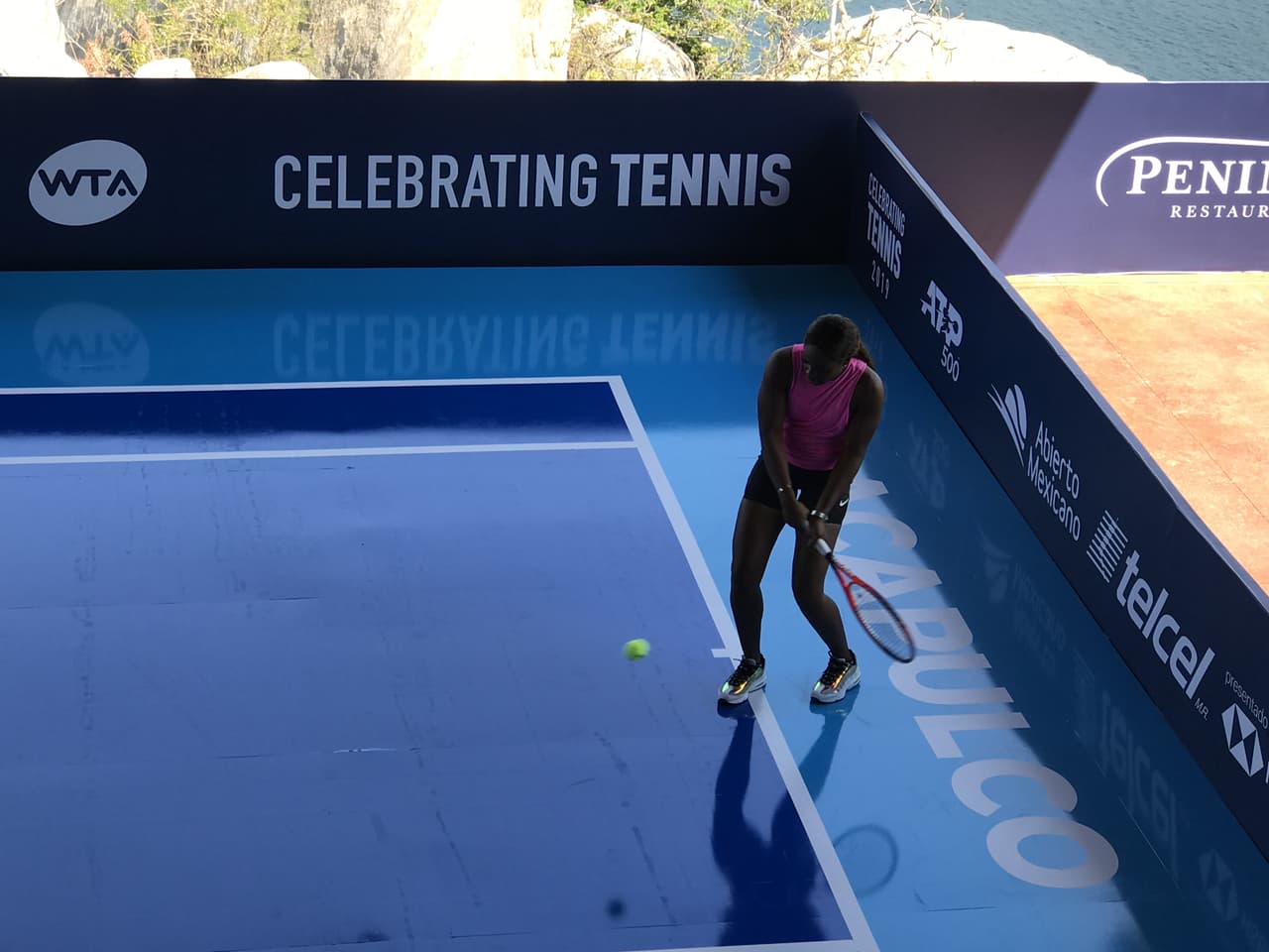 Así pasaron unos cuantos minutos, intercambiando impactos desde el fondo de la mini cancha.