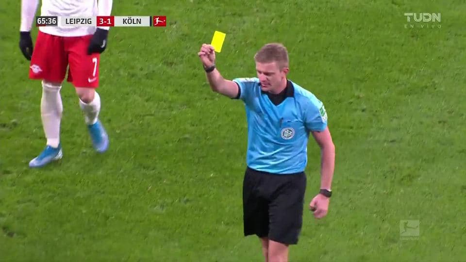 Tarjeta amarilla. El árbitro amonesta a Florian Kainz de 1. FC Köln