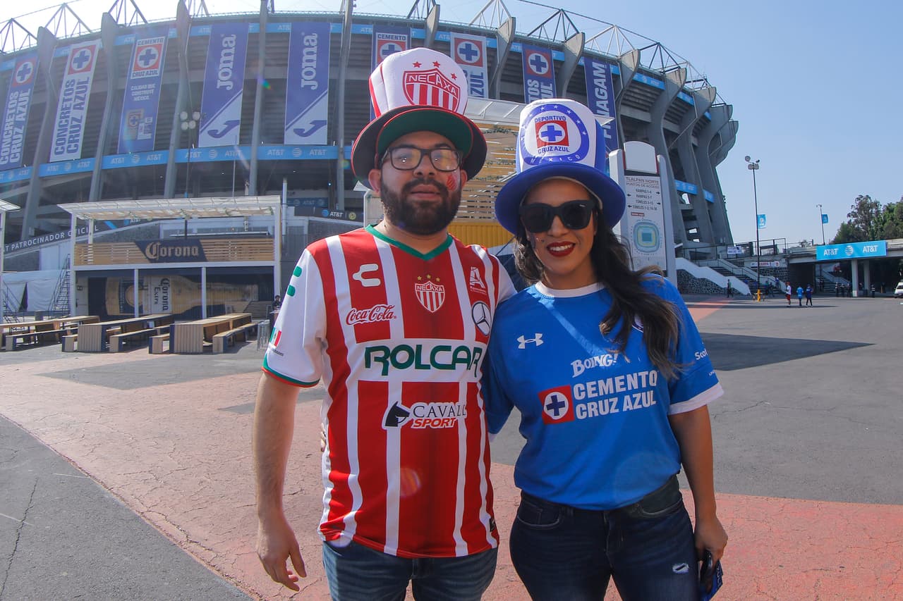 Los fanáticos de Cruz Azul y Necaxa viven la antesala del encuentro por la Jornada 9 del Clausura 2019 de la Liga MX en el Estadio Azteca.