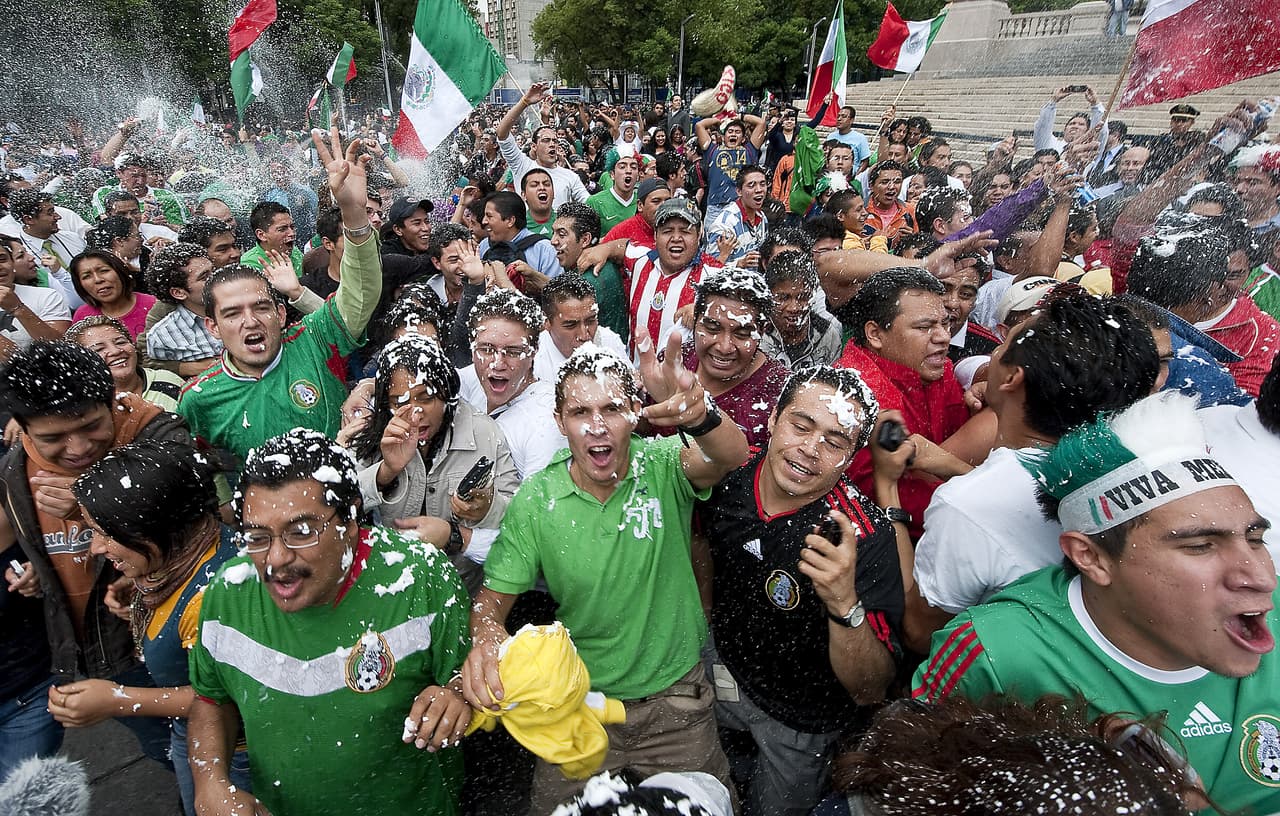 La multitud verde se congregó al pie del Ángel de la Independencia, donde se guardan los restos mortales de los héroes patrios.