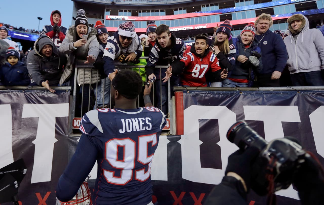 Los NEW ENGLAND PATRIOTS, que vencieron a Tennessee 33-16, han asegurado una semana de descanso por sexta campaña al hilo, la racha más larga para cualquier equipo en la NFL desde el actual sistema de playoffs que inició en 1990.