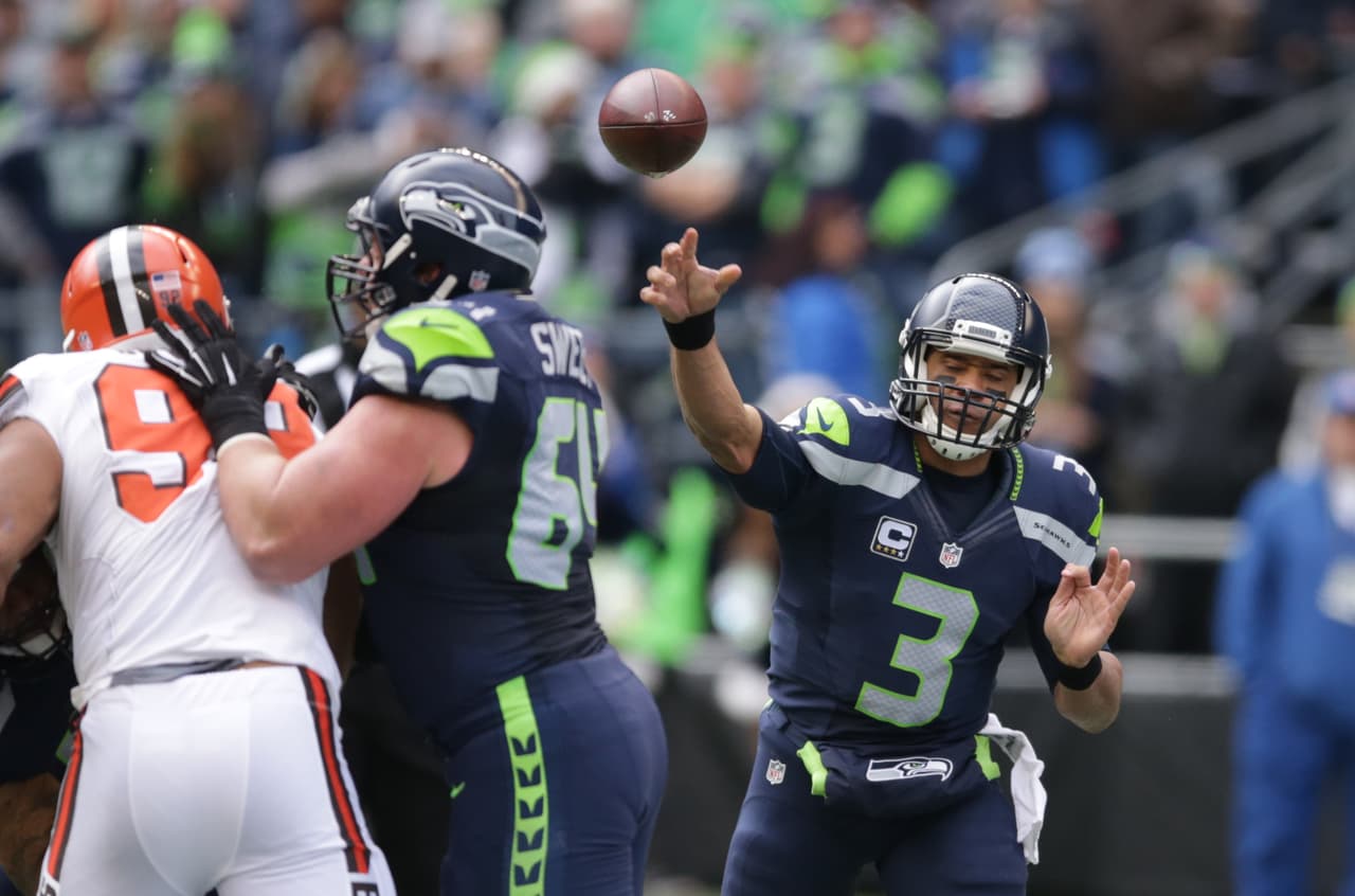 3.- El quarterback de Seattle RUSSELL WILSON lanzó tres pases de touchdown sin intercepciones en el triunfo de los Seahawks sobre Cleveland. Wilson es el primer jugador en la historia de la NFL en pasar para al menos tres touchdowns sin intercepciones en cinco juegos de manera consecutiva.