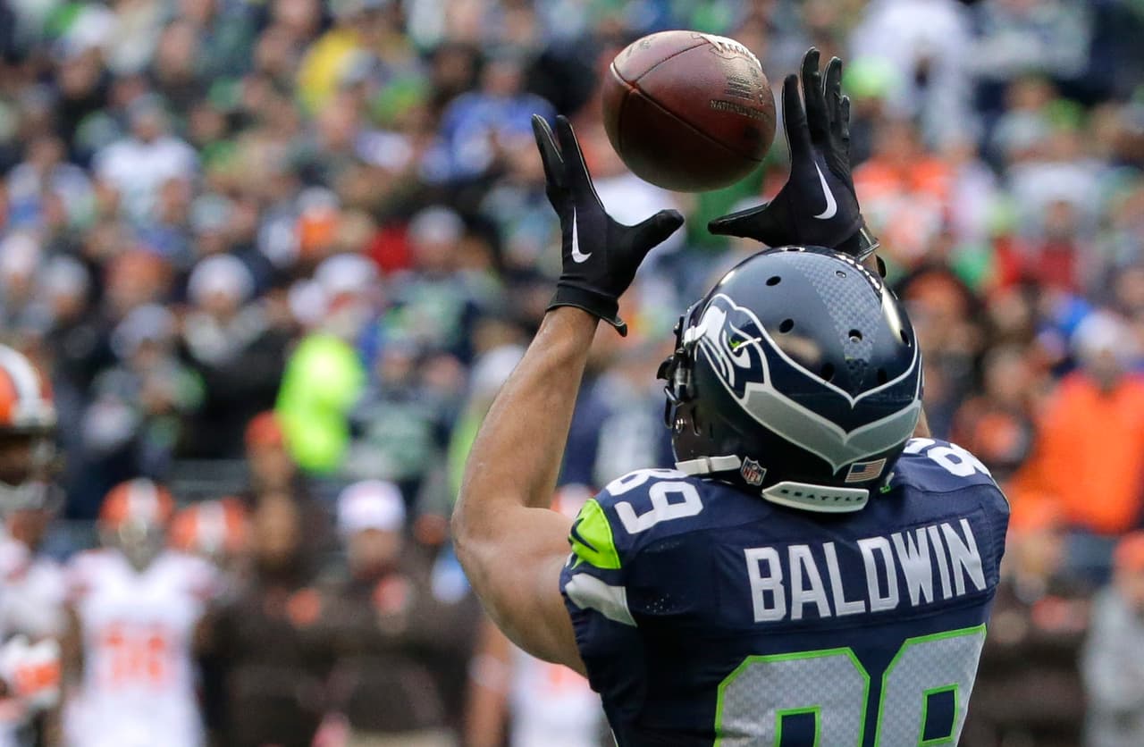 El receptor de los Seahawks DOUG BALDWIN consiguió dos atrapadas para touchdown en la victoria de Seattle. Baldwin se convirtió en el tercer jugador en la historia de la NFL con al menos dos recepciones para touchdown en cuatro juegos al hilo uniéndose al miembro del Salón de la Fama CRIS CARTER (1995) y a CALVIN JOHNSON (2011).