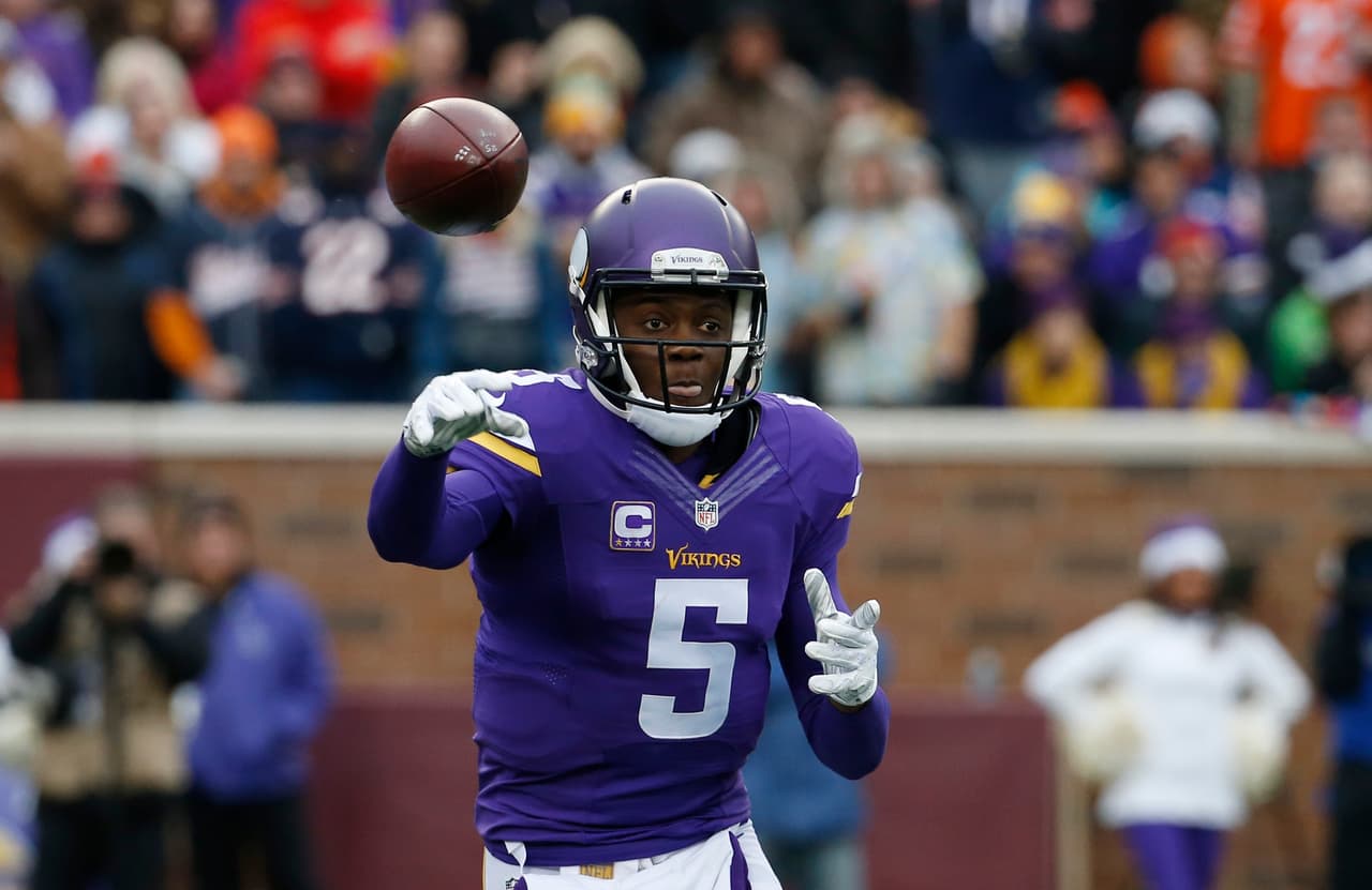 4.- El quarterback de Minnesota TEDDY BRIDGEWATER completó 17 de 20 pases (85%) para 231 yardas con cuatro touchdowns y sin intercepciones y corrió para otro touchdown en la victoria de los Vikings 38-17 sobre Chicago.