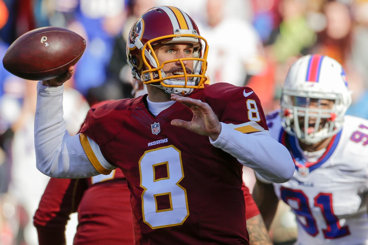 KIRK COUSINS de Washington completó 22 de 28 pases (78.6%) para 319 yardas con cuatro touchdowns y sin intercepciones y corrió para otro touchdown en la victoria de los Redskins 35-25 sobre Buffalo.