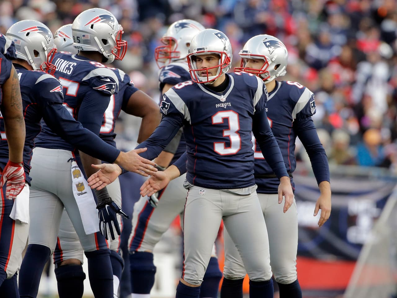 5.- Los NEW ENGLAND PATRIOTS mejoraron su marca a 12-2 y se convirtieron en el segundo equipo en la historia de la NFL con al menos 12 victorias en temporada regular en seis campañas de manera consecutiva.