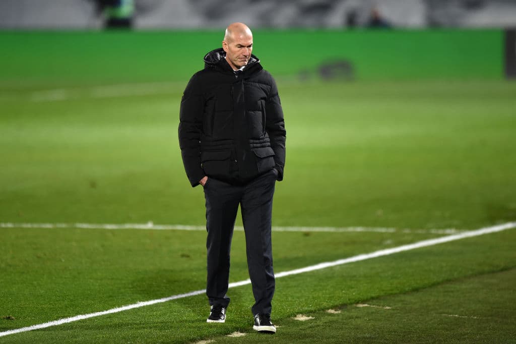 Zinedine Zidane se aísla por posible contagio de COVID-19