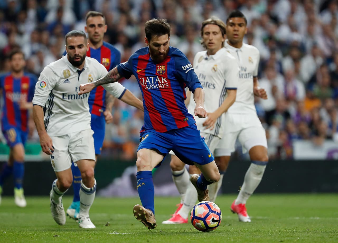 MADRID, SPAIN - APRIL 23: Lionel Messi of FC Barcelona in action during the La Liga match between Real Madrid CF and FC Barcelona at the Santiago Bernabeu stadium on April 23, 2017 in Madrid, Spain. (Photo by TF-Images/Getty Images)