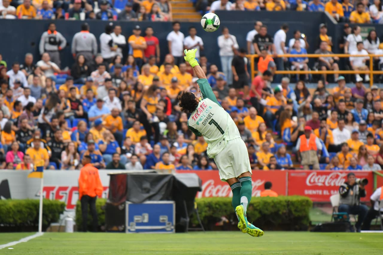 Tras un disparo lejano de Erick Aguirre, así tuvo que estirarse y volar el guardameta argentino Nahuel Guzmán para evitar el gol de los Tuzos. Fue la opción más clara en la primera mitad.