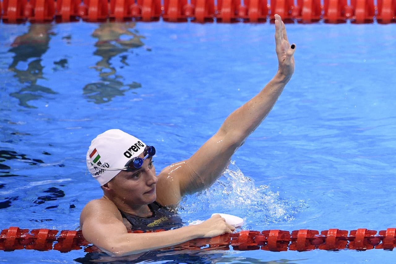 La nadadora húngara Katinka Hosszú impuso nuevo récord olímpico en los 200 metros combinados femenil y luego se llevó el oro en los 100 metros espalda.
