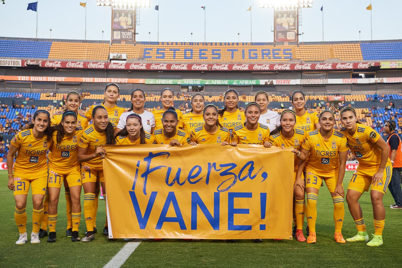 Las jugadoras Felinas mostraron esta pancarta en consideración a su compañera.
