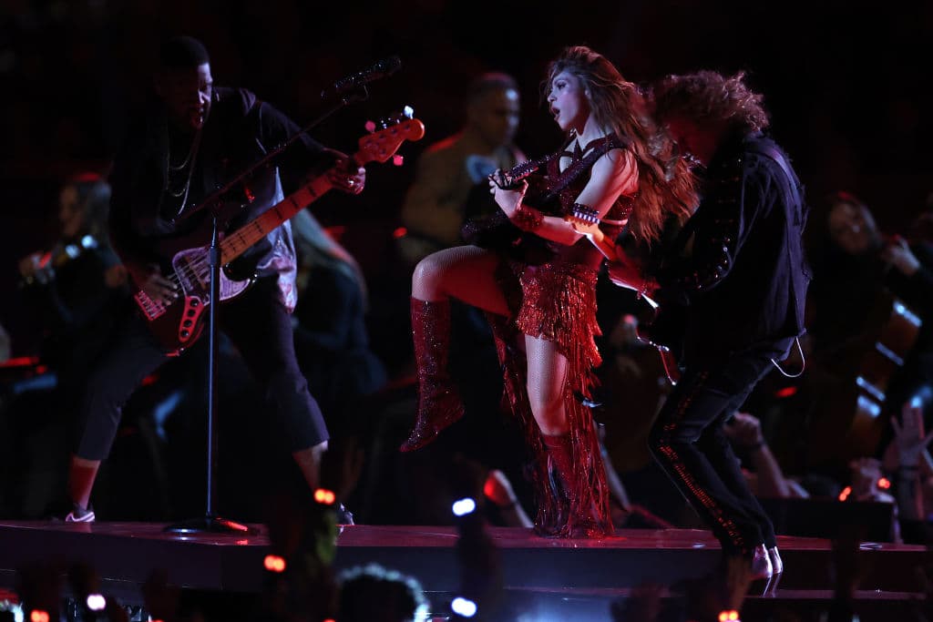 Miami y el Super Bowl bailaron con sabor latino, encabezado por JLo, Shakira, J-Balvin y Bad Bunny, en un show de medio tiempo que puso a toda la afición de pie.