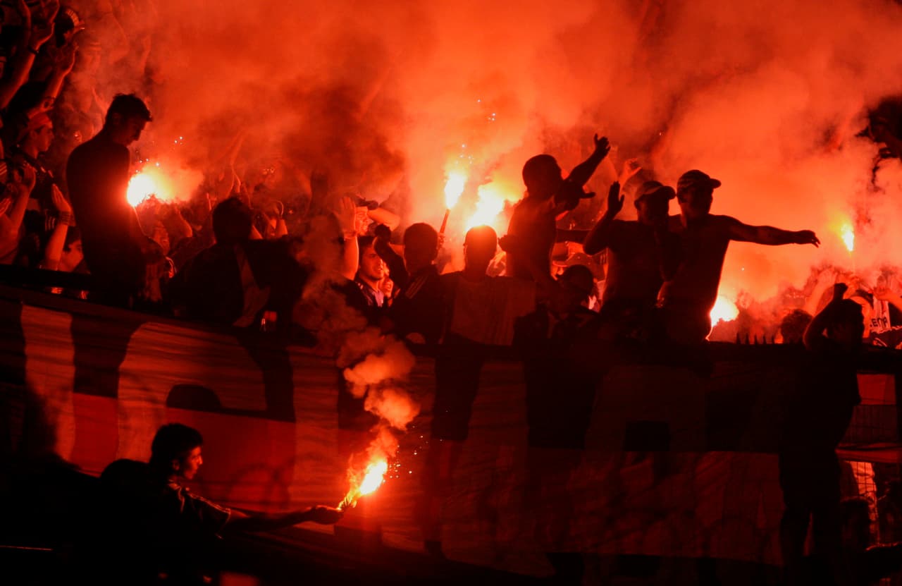 Los de Abajo, la hinchada de la Universidad de Chile. La U rivaliza con el Colo Colo, pero, ¿compiten en la grada? Una de las aficiones más lindas de Sudamérica.