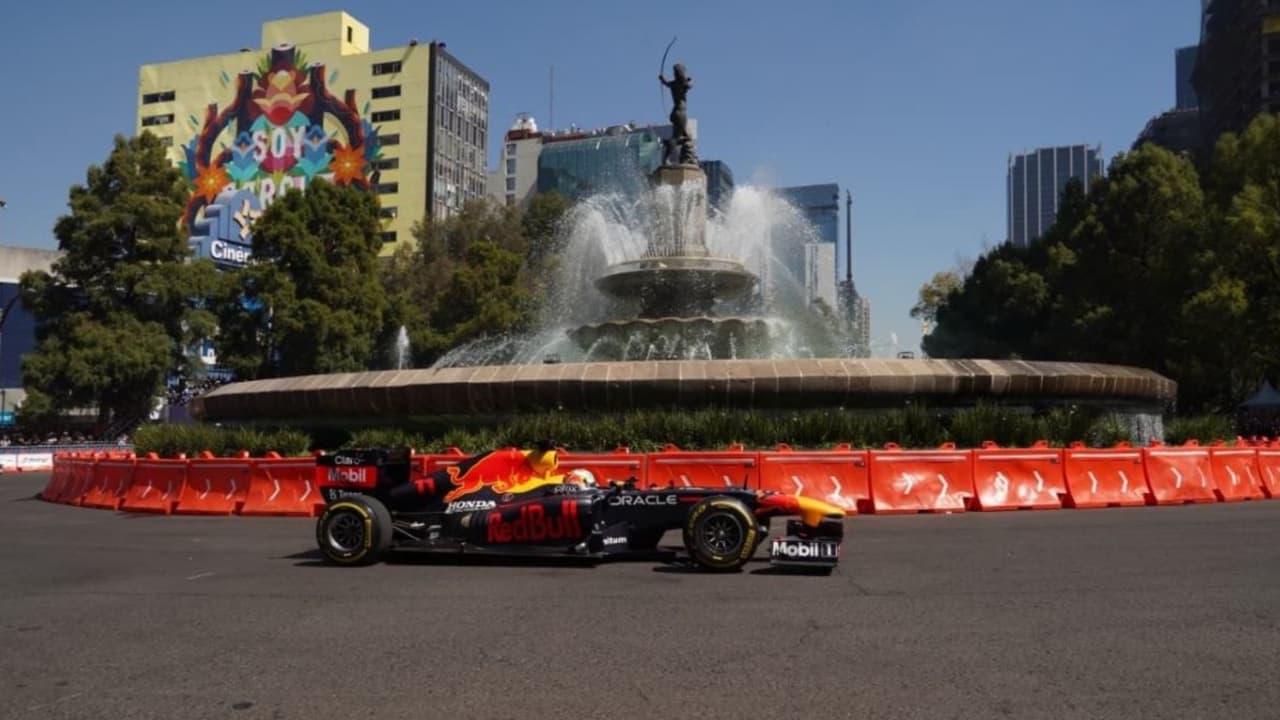 Checo Pérez deleita a 100 mil aficionados con recorrido en Reforma