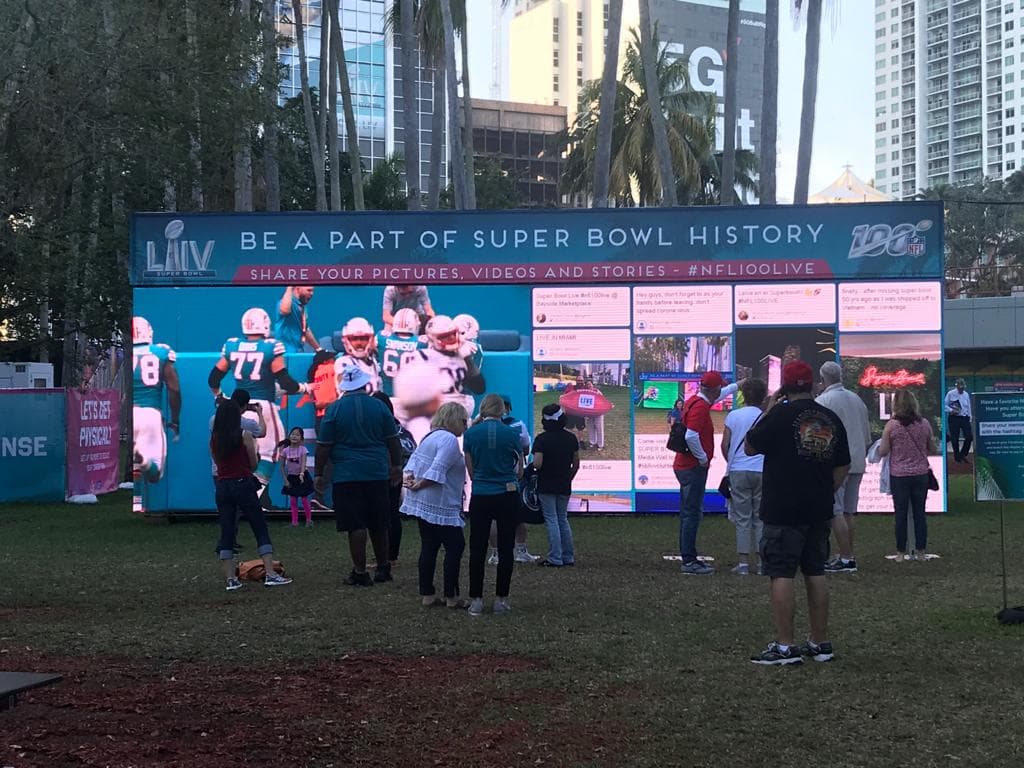 Los aficionados a la NFL pueden disfrutar un espacio para ellos antes del Super Bowl LIV entre San Francisco y Kansas City.