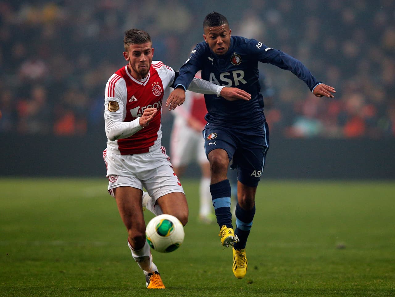 Esta lista comienza con el defensor Toby Alderweireld, quien debutó como profesional en el Ajax en el año 2008 tras realizar divisiones menores allí y en el Germinal Beerschot de Bélgica, su país.