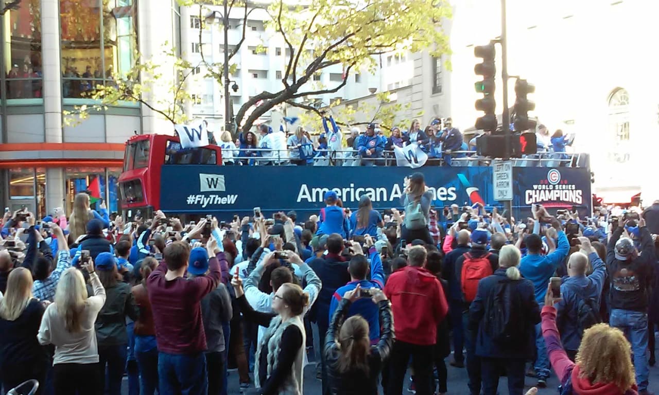 Miles de fanáticos de los Cubs salieron a la Milla Magnífica para ser parte del histórico desfile de la victoria por la Serie Mundial
