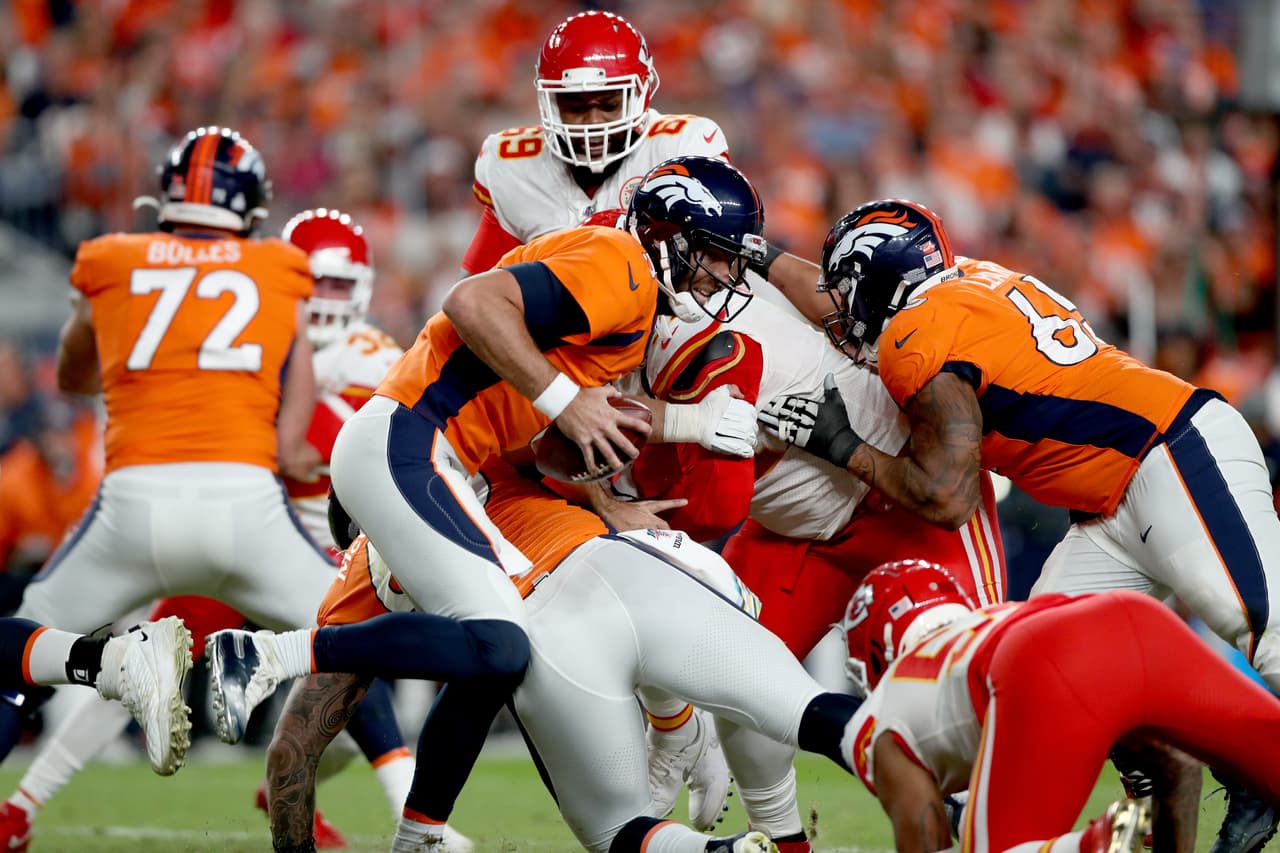 Los Kansas City Chiefs vencen a los Denver Broncos 30-6, pero pierden a Patrick Mahomes por lesión en la rodilla.