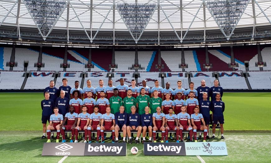 Chicharito se toma la fotografía oficial con el West Ham