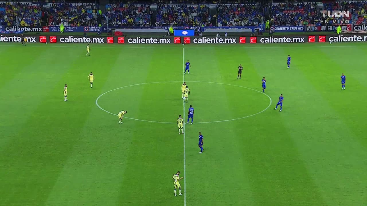 Arranca el partido y la pelota está en juego.