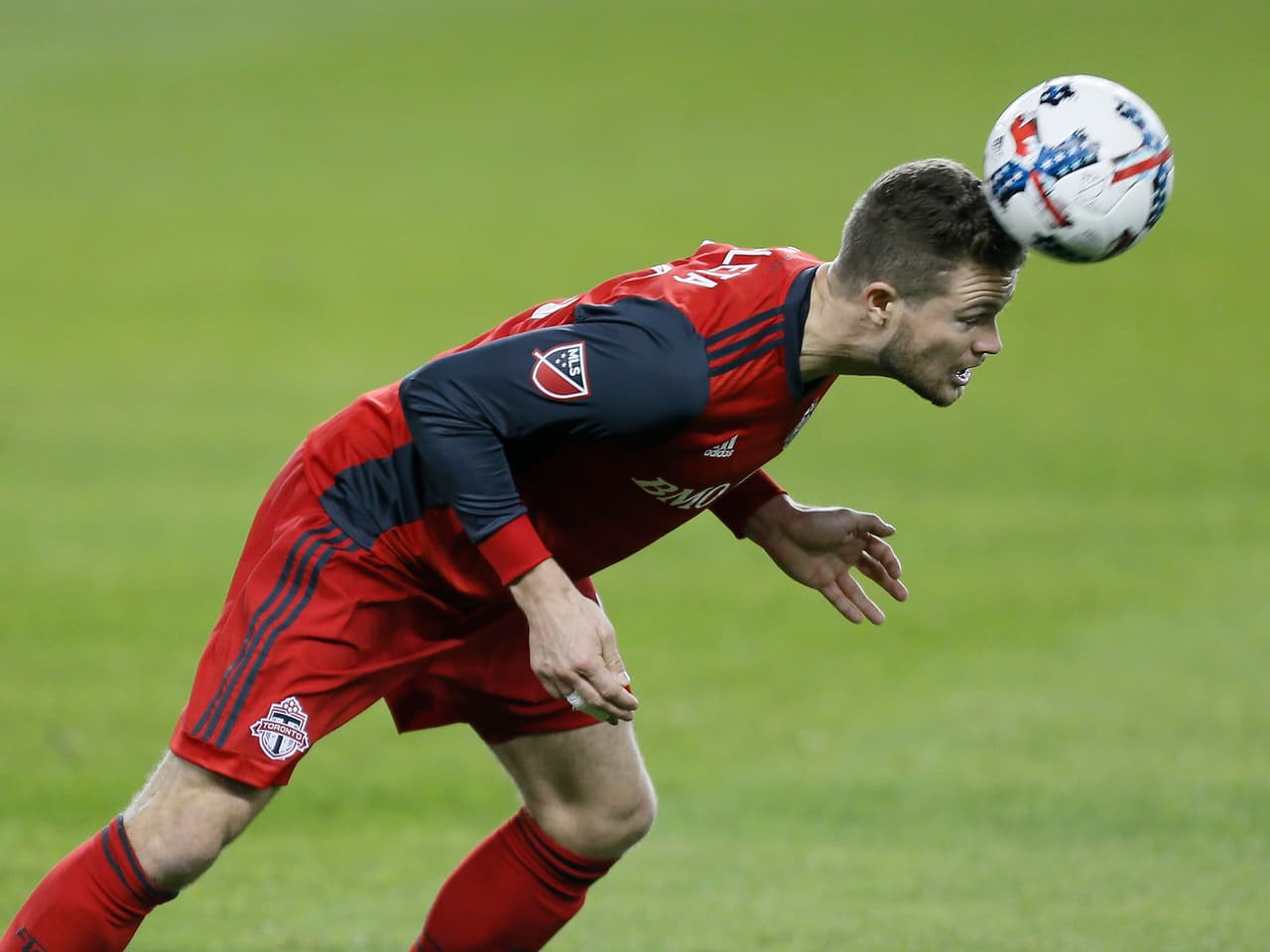 Todo equipo que quiera ser candidato a ganar un trofeo tiene que tener una sólida defensa. Eriq Zavaleta resalta en el fondo de Toronto FC, que el viernes apabulló a Chicago Fire. (USA Today Images)