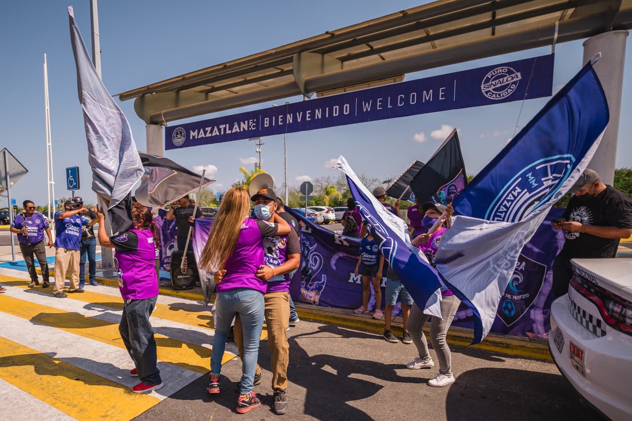La afición de Mazatlán le da una cálida bienvenida a el nuevo entrenador de sus filas, Beñat San José.
