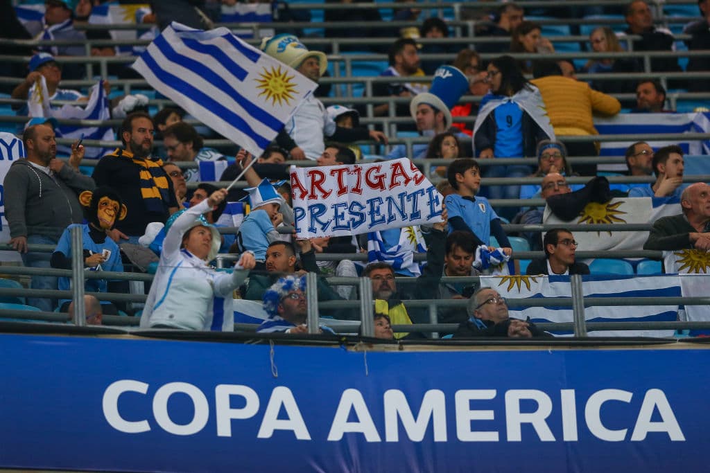 Un increíble colorido y ambiente fueron capaz de genera las aficiones de Uruguay y Japón previo a su encuentro por el Grupo C de la Copa América Brasil 2019. Los seguidores celestes le pusieron ese toque especial, y los nipones no se diga, con sus peculiaridades ambas hinchadas generaron buenas sensaciones en la previa.