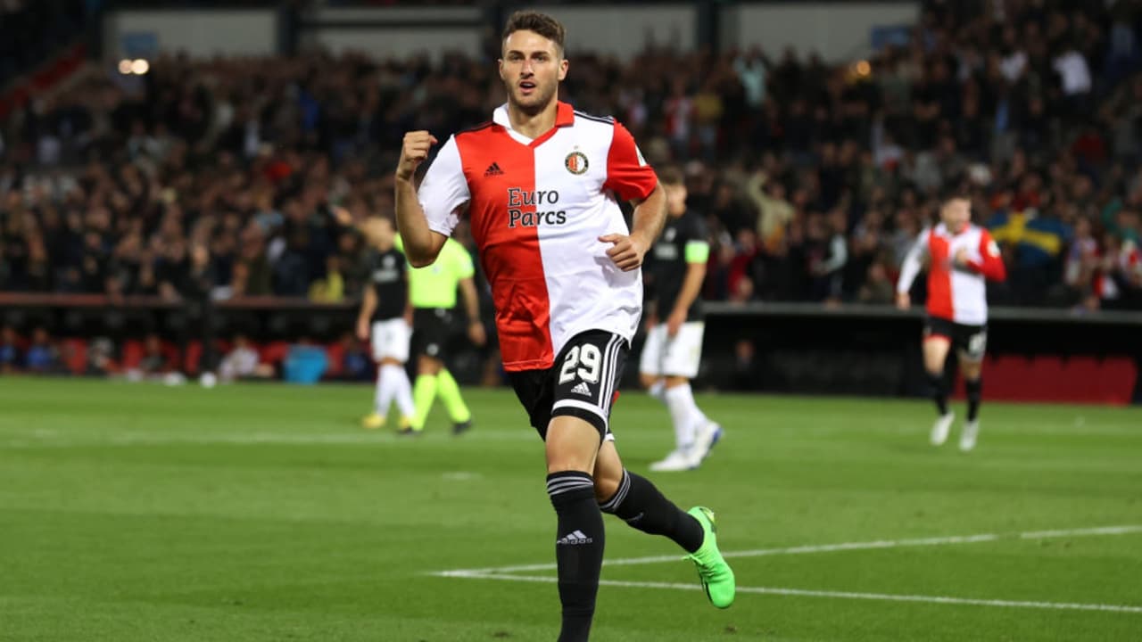 'Santi' Giménez acecha la titularidad en el Feyenoord