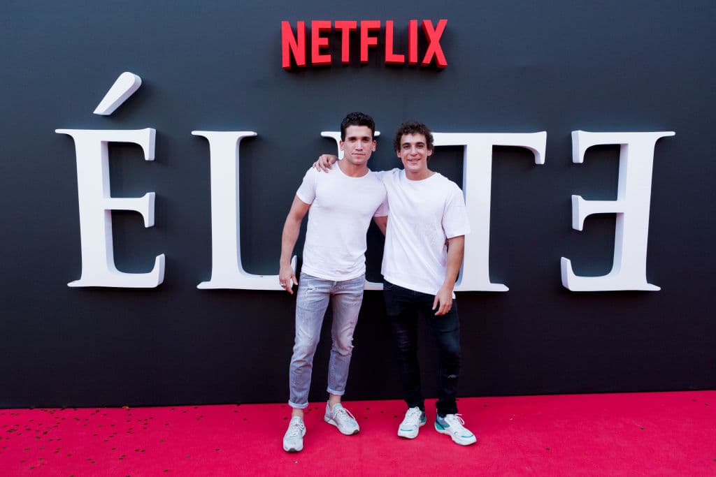 En Instagram apareció otro video en el que salen Gerogina Amorós (Cayetana) y Carla Díaz abriendo un regalo que contiene un globo con la forma de un número cinco.
<br>