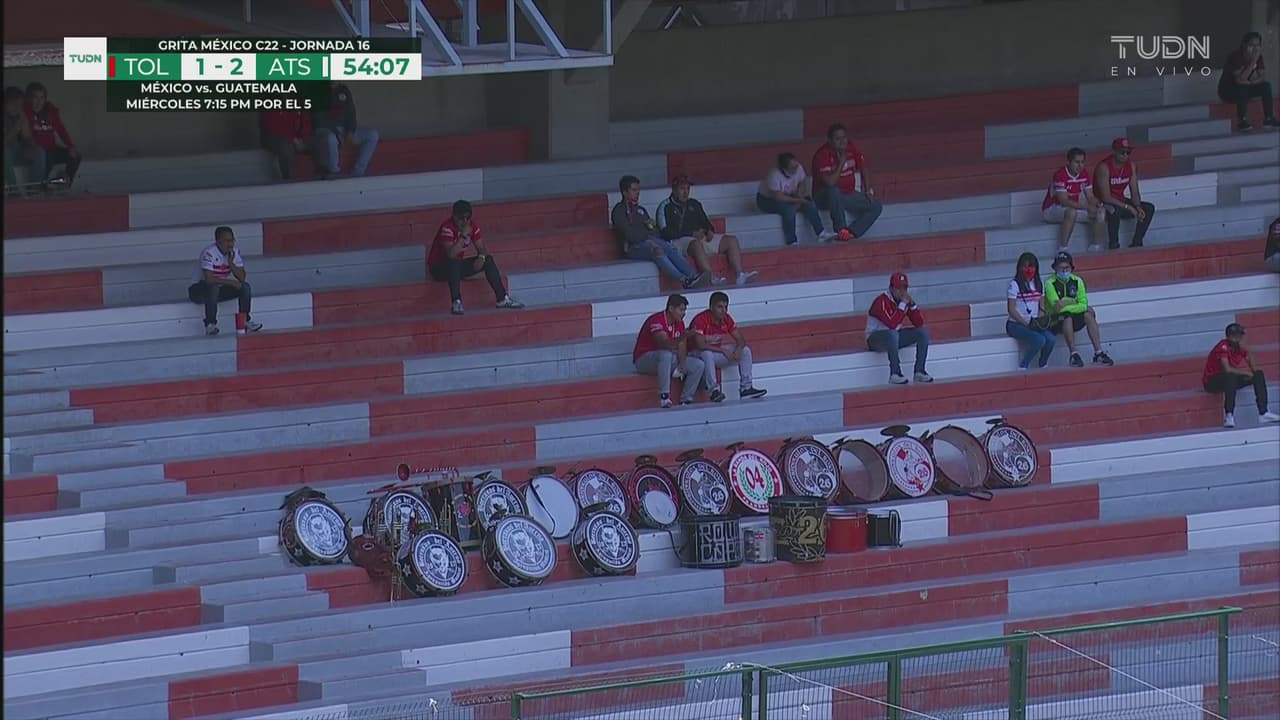 ¡Fuerte protesta de la porra del Toluca en pleno partido!