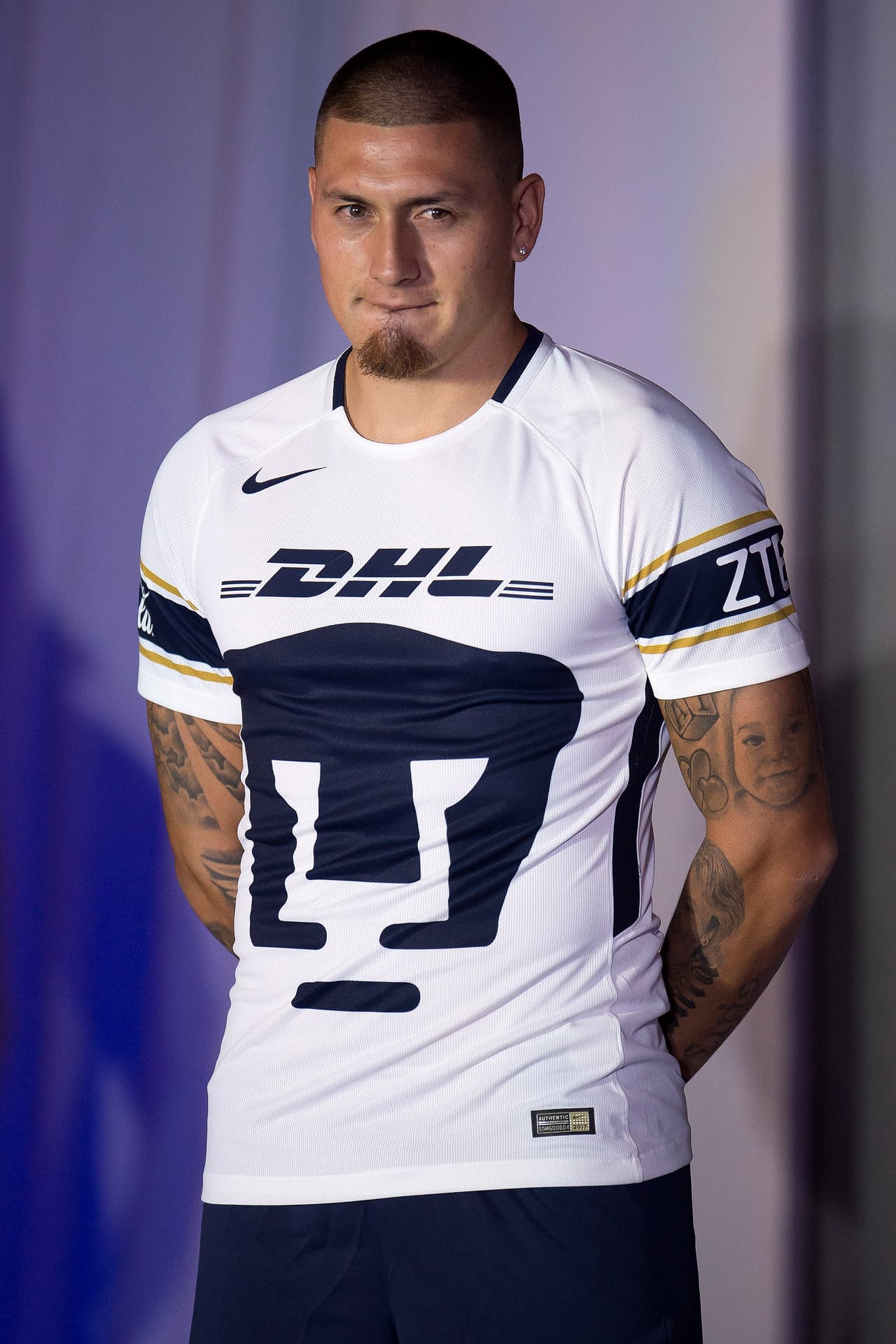 El diseño alternativo es el mismo, solo que interncambia los colores. El blanco es el predominante, mientras que el azul queda para el escudo y los detalles en cuello y mangas. El dorado apenas aparece en unas franjas muy delgadas.