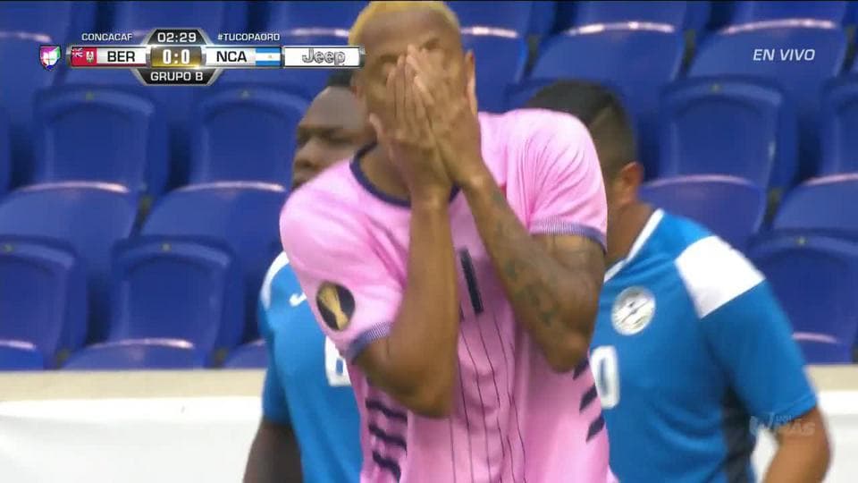 ¡CERCA!. Willie Clemons disparó que se estrella en el poste.