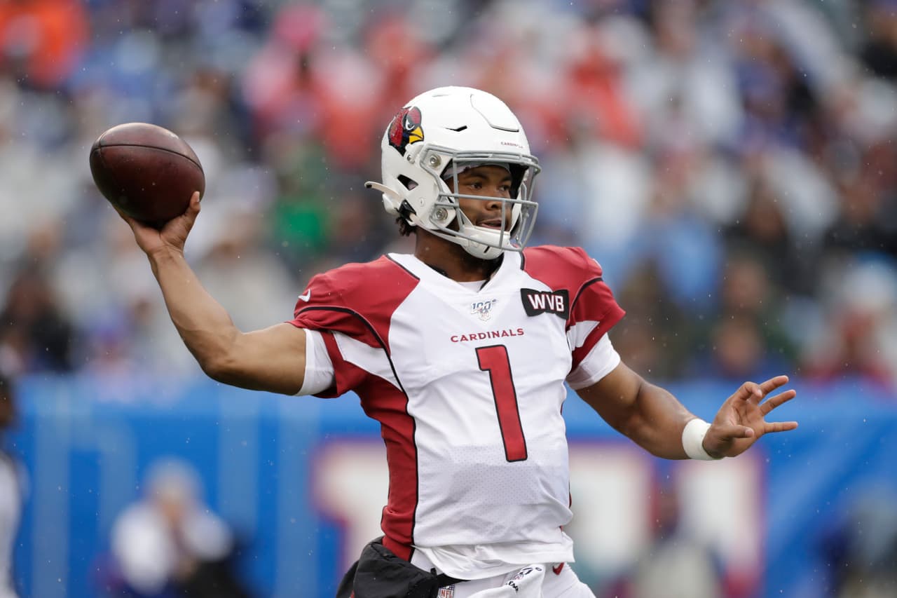 <b>Gran futuro por delante</b>
<br>- Su capacidad para lanzar el balón y llevarlo por la vía terrestre, hacen pensar que tendrá una carrera exitosa, no sabemos si de Super Bowl, pero, por lo pronto, es un QB con mucho talento.
<br>- Si loogran conformar un equipo competitivo los Cardinals, estarán en la pelea, Murray y la ofensiva que puede encabezar junto a Larry Fitzgerald y DeAndre Hopkins suena como una de las mejores tercias en estos momentos en la NFL.