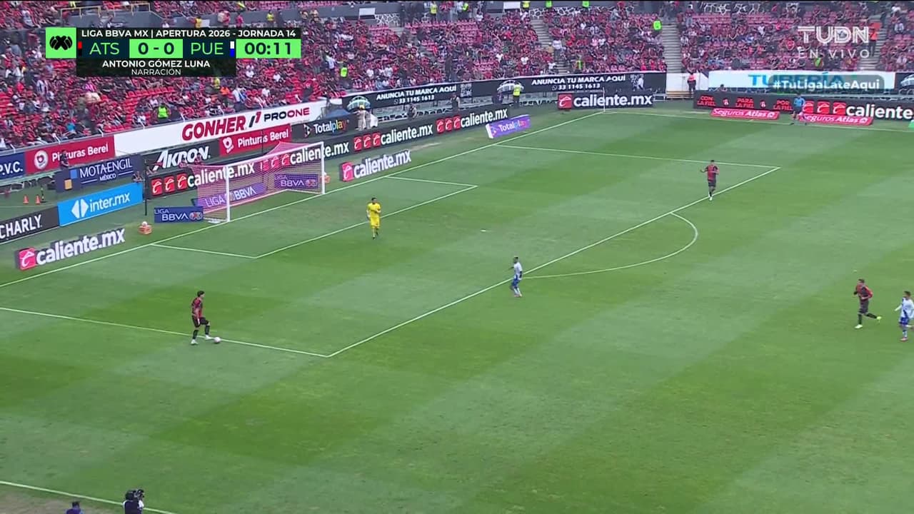Arranca el partido y la pelota está en juego.