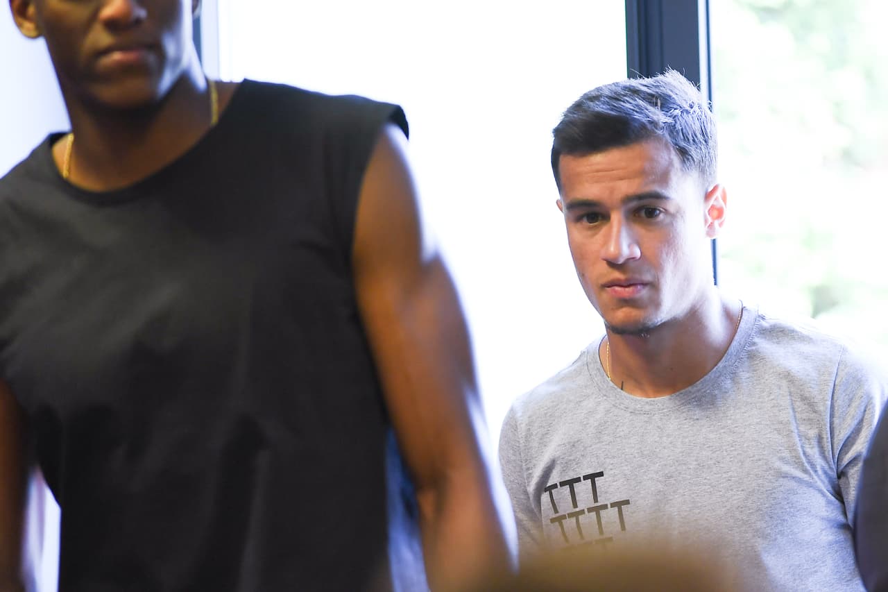 Philippe Coutinho es para muchos el sucesor de Iniesta en la cancha, aunque sabe que el ídolo tiene un lugar especial en Barcelona.