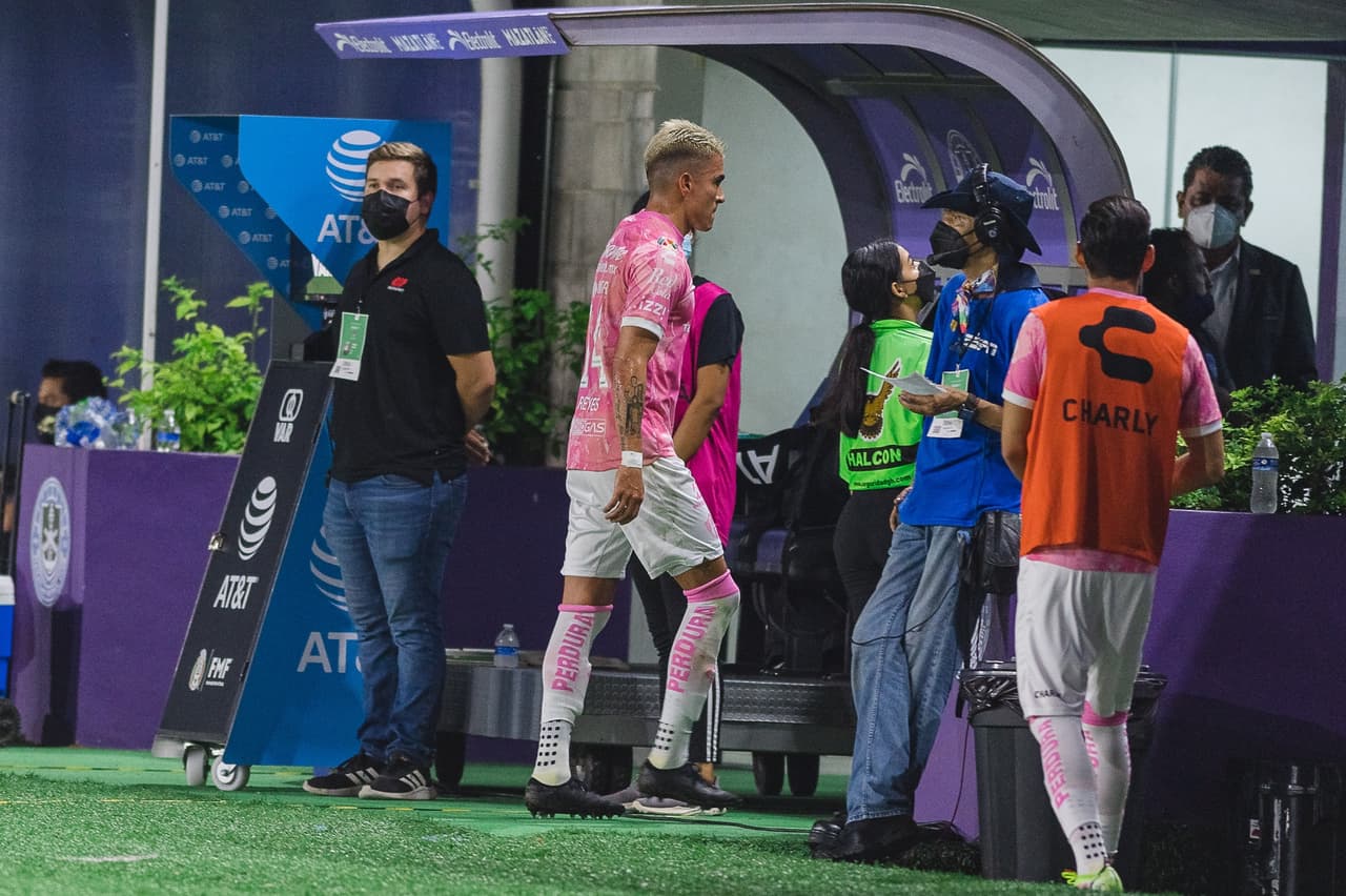 Al 16', Atlas se quedaba con uno menos tras la roja directa a Luis Reyes, quien se había salvado de la amarilla en la falta que dio origen al penal de Mazatlán.