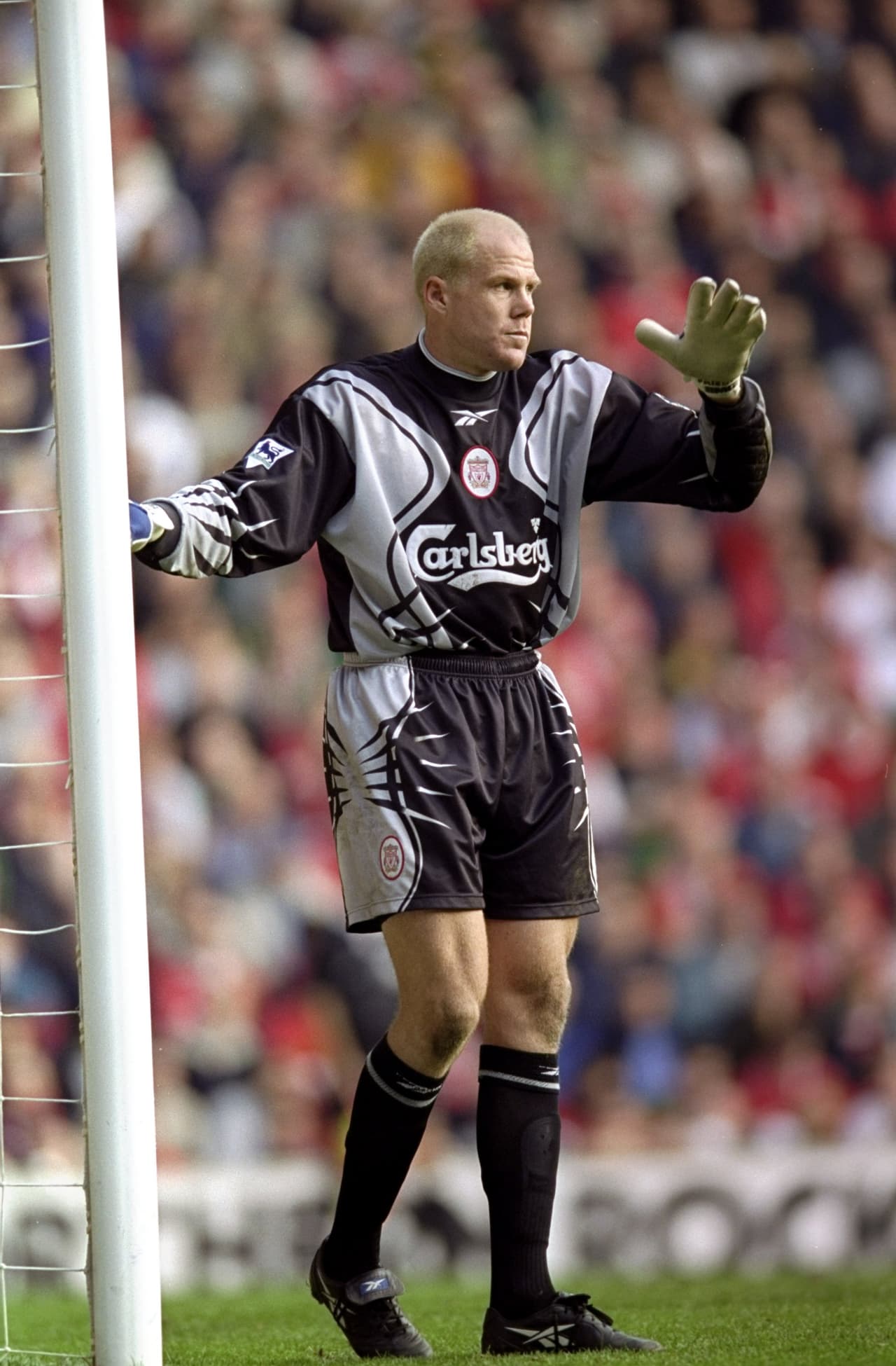 Jugó 18 años en la Premier League y debutó con Liverpool en 1997.