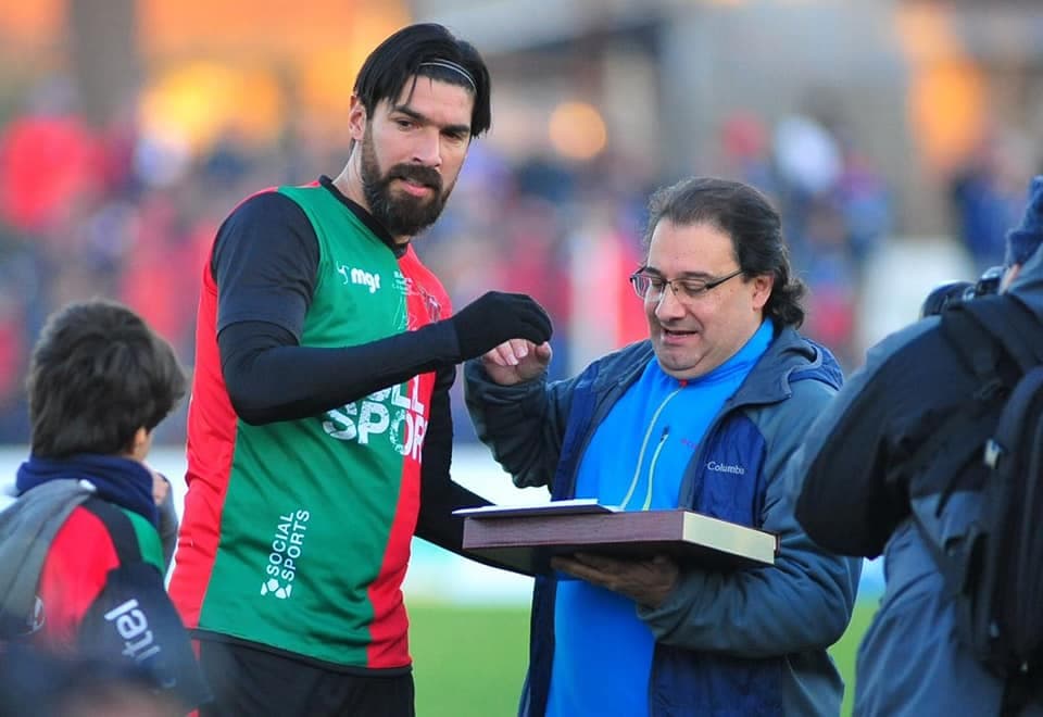 El 'Loco' Abreu se puso como titular y anotó en Uruguay