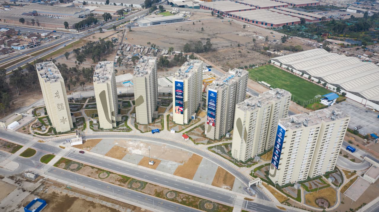 Hace menos de un año se disputaban competencias deportivas en Perú, estas torres albergaban a los deportistas y ahora están convertidos en hospitales de emergencia para pacientes con coronavirus.